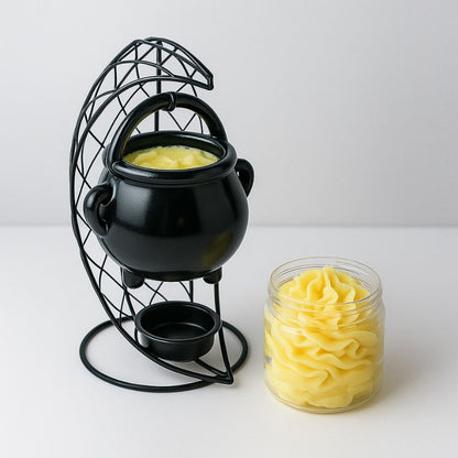 Brule Parfum Noir Rituel Mystique, il y a du fondant parfumé disposé dans le petit chaudron ainsi que le pot de fondant juste à côté du brule parfum.