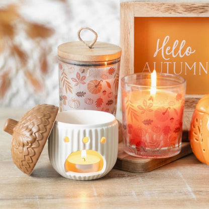 Brule Parfum Noisette d'Automne, le bruleur est ouvert et vu de dos avec une bougie chauffe plat à l’intérieur, ambiance automnale.