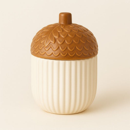 Brule Parfum Noisette d'Automne, de couleur marron et blanc, en forme de noisette et sur fond beige clair.