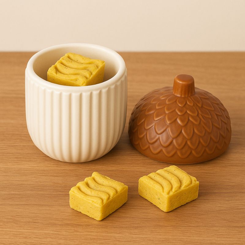 Brule Parfum Noisette d'Automne, le bruleur est ouvert et il y a du fondant parfumé à l’intérieur ainsi que sur la table.