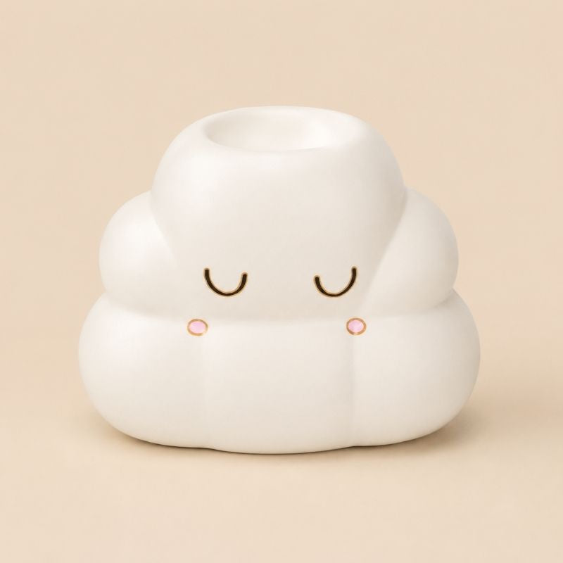 Brule Parfum Nuage Rêveur en forme de nuage, brûle-parfum en céramique blanche pour fondants parfumés et décoration cocooning. Sur fond beige clair.
