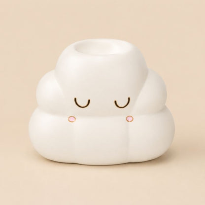 Brule Parfum Nuage Rêveur en forme de nuage, brûle-parfum en céramique blanche pour fondants parfumés et décoration cocooning. Sur fond beige clair.