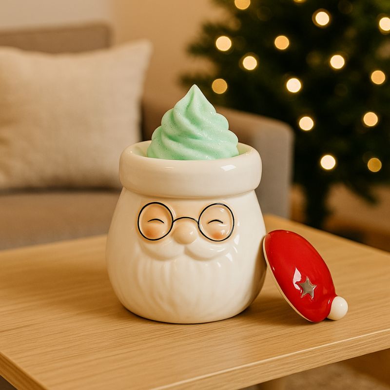 Brule Parfum Pére Noël Magique en utilisation avec fondant parfumé, décor Noël lumineux.