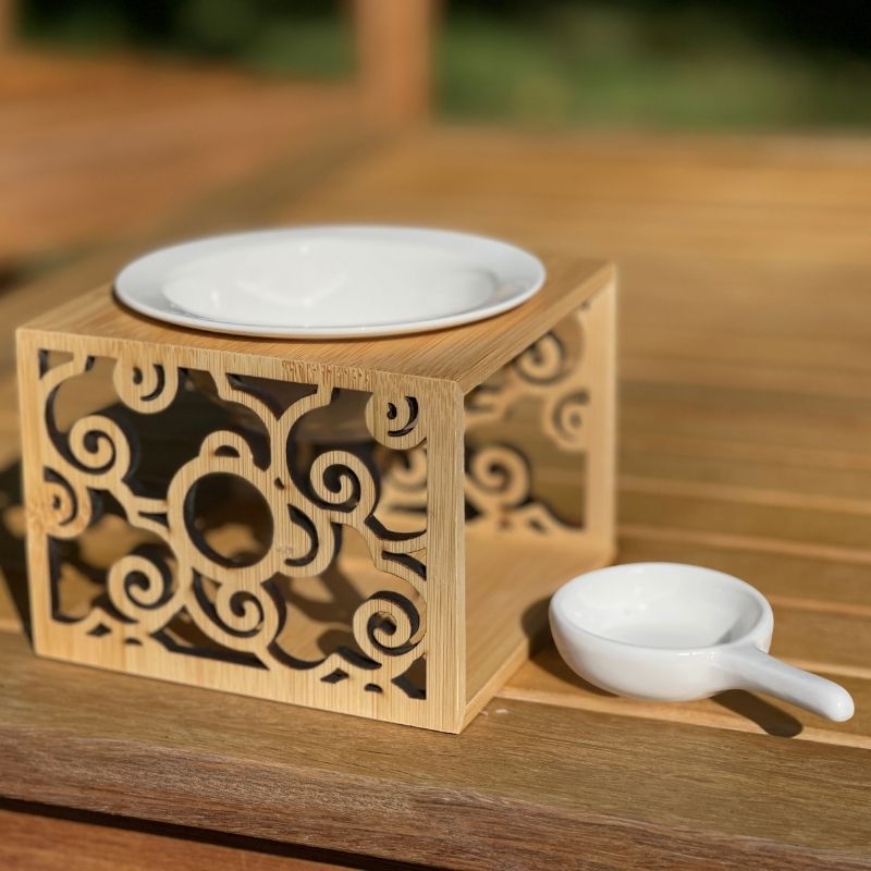 Brule Parfum Raffiné en Bois Sculpté, avec ses deux coupelles, posées sur une table en bois.