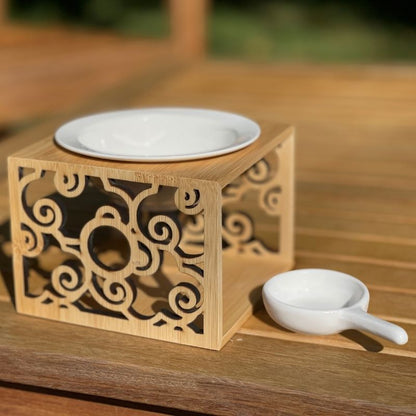 Brule Parfum Raffiné en Bois Sculpté, avec ses deux coupelles, posées sur une table en bois.