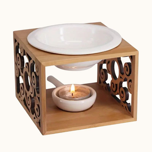 Brule Parfum Raffiné en Bois Sculpté, de couleur bois et avec ses coupelles blanches, sur fond beige clair.