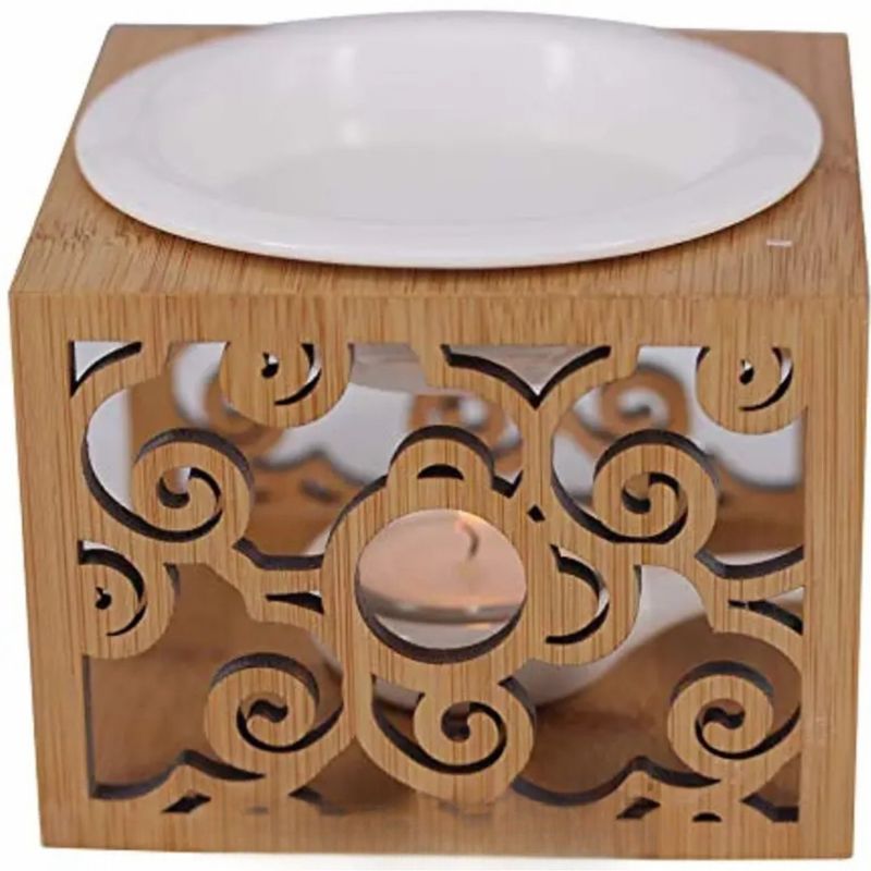 Brule Parfum Raffiné en Bois Sculpté, vision de plus prêt du côté sculpté du brule parfum.