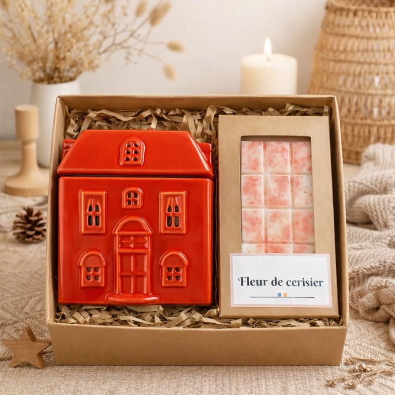 Brule Parfum Rouge Chalet Enchanté présenté dans un coffret cadeau avec tablette FONDANT PARFUMÉ Fleur de Cerisier, ambiance scandinave chaleureuse.