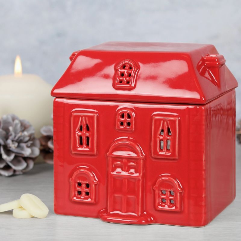 Brule Parfum Rouge Chalet Enchanté en forme de maison rouge avec fenêtres ajourées, compatible fondants parfumés.