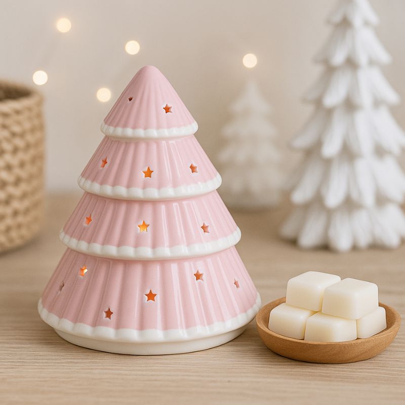 Brule Parfum Sapin Rose Féérique, le brûleur est posé sur une table en bois ainsi que des fondants disposés dans une coupelle en bois. Ambiance féerique.