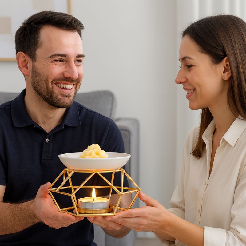 Brule Parfum Style Contemporain, il y a deux adultes qui s'offre le brule parfum. Ambiance romantique.