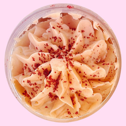 Coffret Bougie Bien-Être & Détente, le fondant parfumé est de couleur rose au parfum de fruité, dans son contenant ouvert. Sur un fond rose.