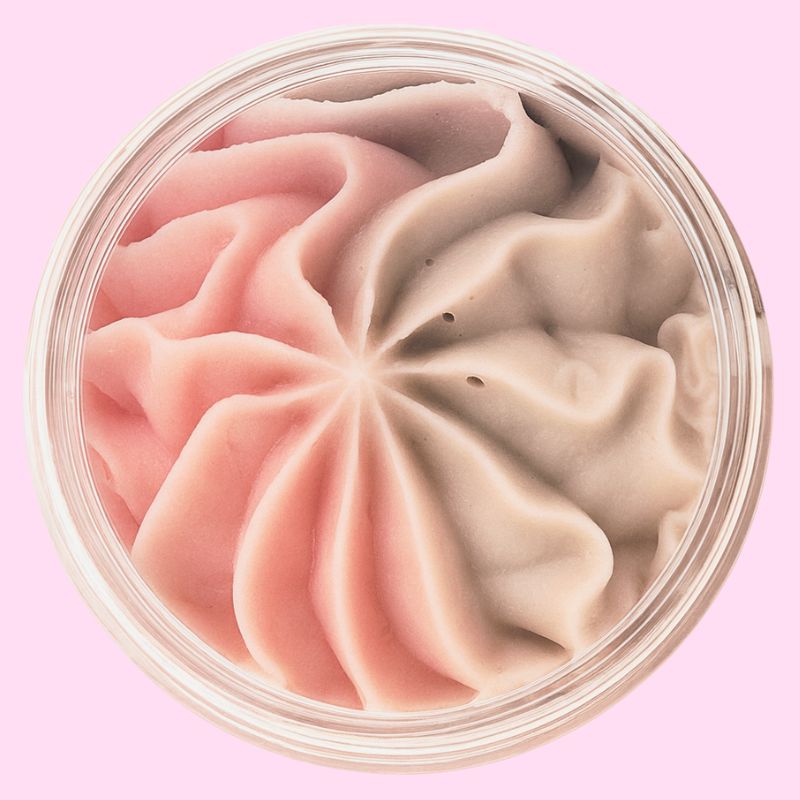 Coffret Bougie Bien-Être & Détente, le parfum du fondant parfumé est figue et sur un fond rose clair.