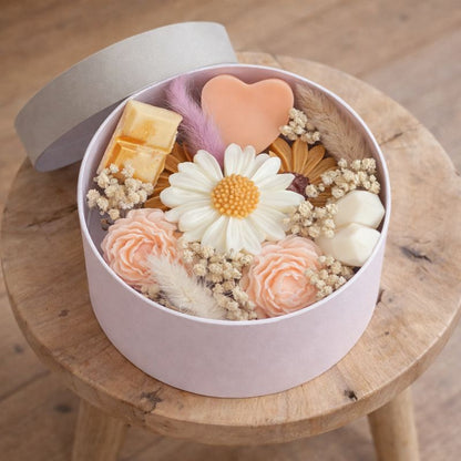 Coffret Bougie Cadeau – Pause Bien-Être avec fondants parfumés floraux dans une boîte ronde élégante, ambiance douce et cocooning chaleureuse.