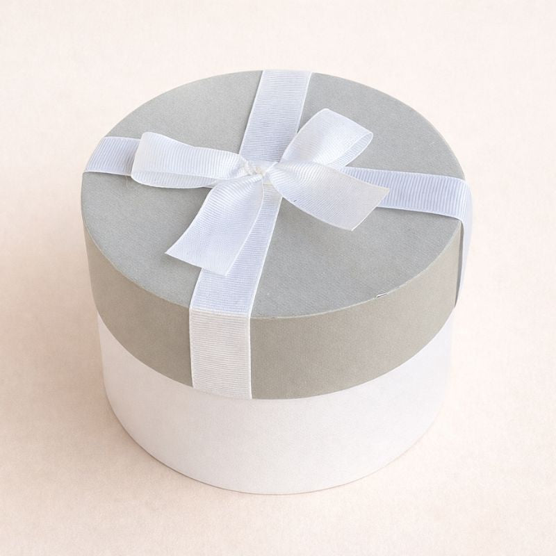 Coffret Bougie Cadeau – Pause Bien-Être, avec sa boîte fermée par le couvercle. Sur fond blanc.