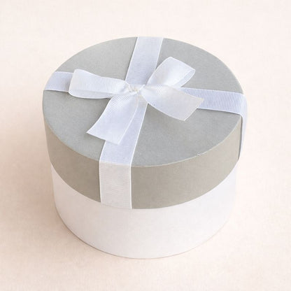 Coffret Bougie Cadeau – Pause Bien-Être, avec sa boîte fermée par le couvercle. Sur fond blanc.