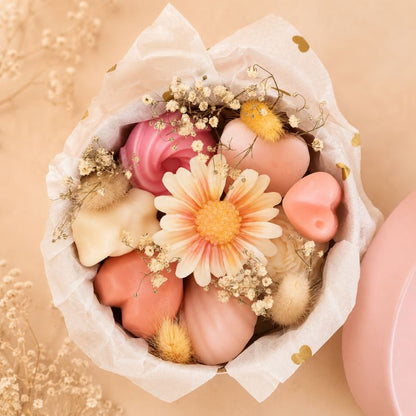 Coffret Bougie Cadeau – Prêt à Offrir avec fondants parfumés fleurs et cœur dans boîte ronde décorative sur plateau en bois ambiance cocooning.