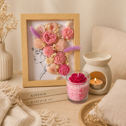 Cadre floral décoratif avec bougie fleur et brûle-parfum dans une ambiance scandinave cocooning.