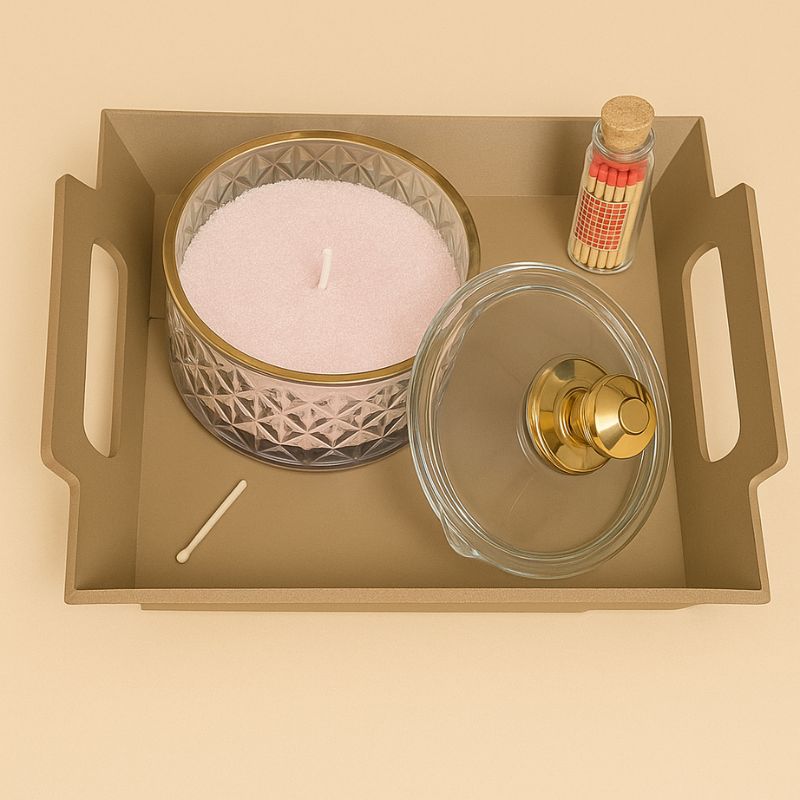 Coffret Bougie Cire Perle, DIY avec bonbonnière en verre et accessoires et sur fond beige clair.