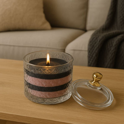 Coffret Bougie Cire Perle rayée rose et noire allumée dans bonbonnière en verre décoration cosy.