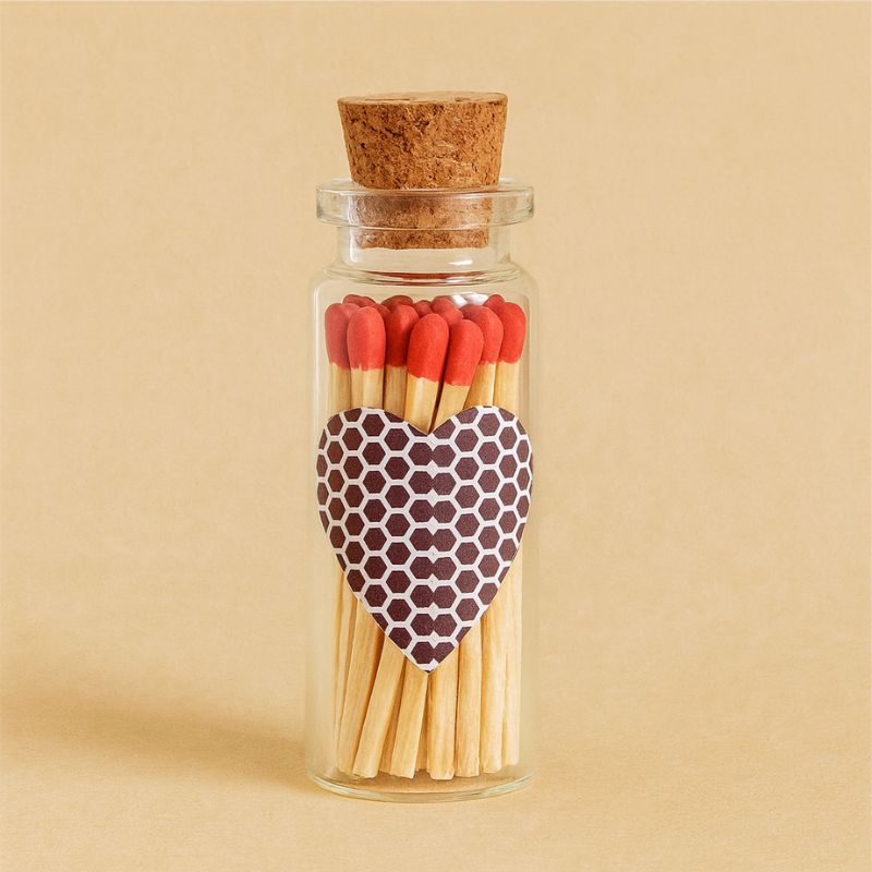 Coffret Bougie Cire Perle, description du flacon allumettes. Sur fond beige clair.