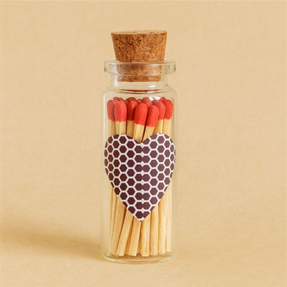 Coffret Bougie Cire Perle, description du flacon allumettes. Sur fond beige clair.