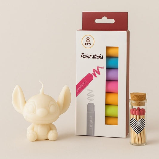 Coffret Bougie à Décorer Ami Fidèle, avec la figurine, la pochette de feutre et des allumettes, sur fond beige clair.