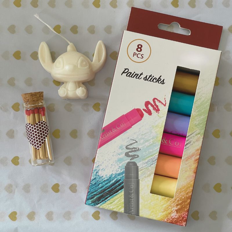 Coffret Bougie à Décorer Ami Fidèle, avec la bougie en forme de figurine blanche, les feutres et les allumettes. Sur feuille de soie à cœur.