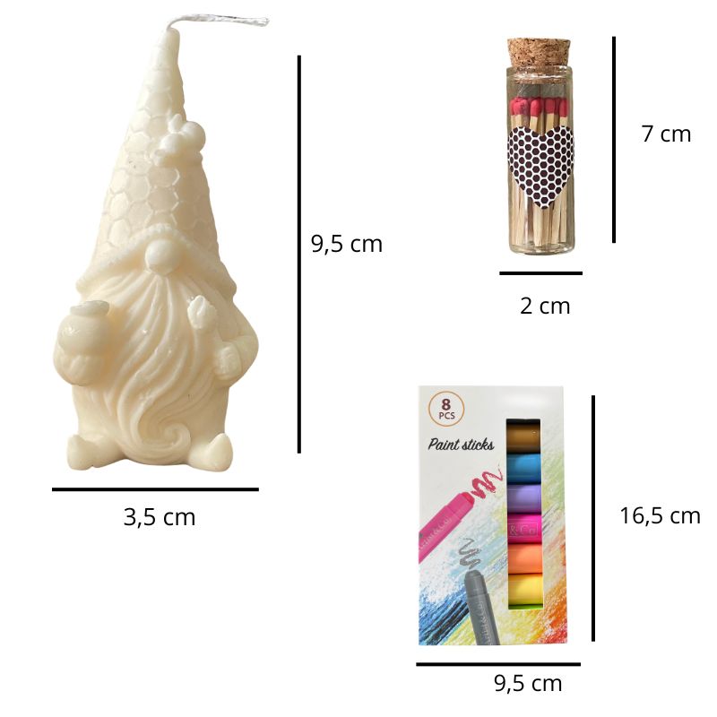 Coffret Bougie à Décorer Gnome Mystique, avec les dimensions de la bougie blanche, des feutres cire et des allumettes. Sur fond blanc.