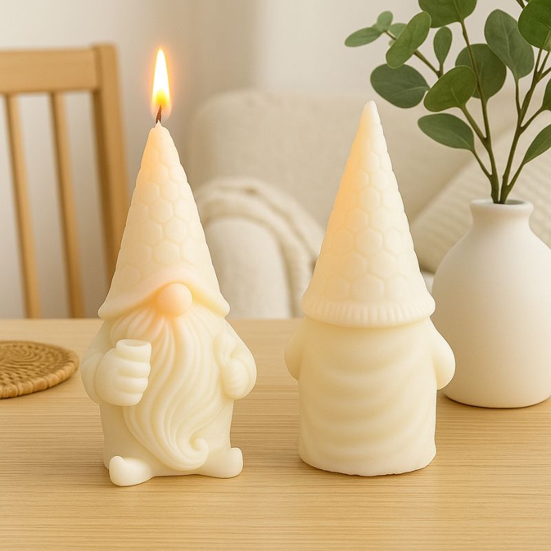 Coffret Bougie à Décorer Gnome Mystique, on voit la bougie gnome de face et de dos, elles sont posées sur une table en bois dans une ambiance scandinave.