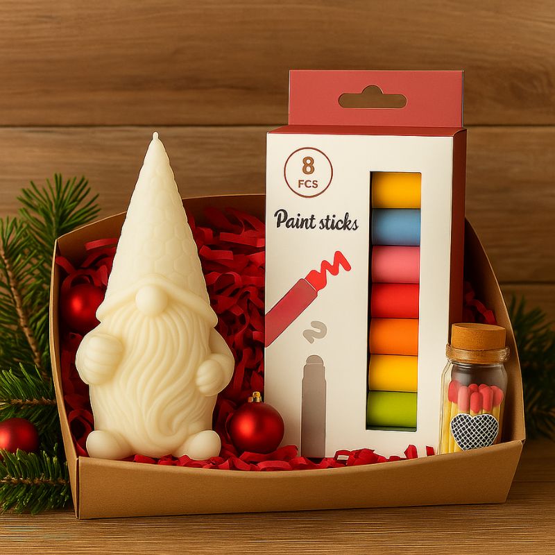 Coffret Bougie à Décorer Gnome Mystique, on peut y voir un coffret cadeau de Noël avec les feutres et les allumettes. Ambiance festive.