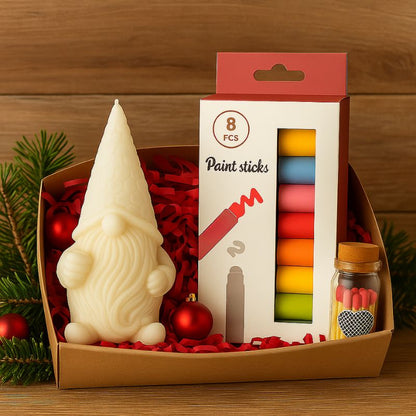 Coffret Bougie à Décorer Gnome Mystique, on peut y voir un coffret cadeau de Noël avec les feutres et les allumettes. Ambiance festive.