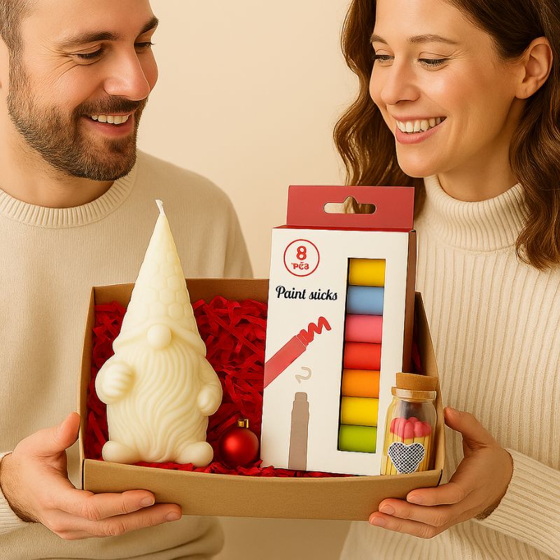 Coffret Bougie à Décorer Gnome Mystique, un homme offre à une femme un coffret cadeau pour Noël.