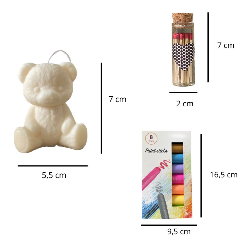 Coffret Bougie à Décorer Mission Câlin, avec les dimensions du nounours, des allumettes et des feutres cire. Fond blanc.