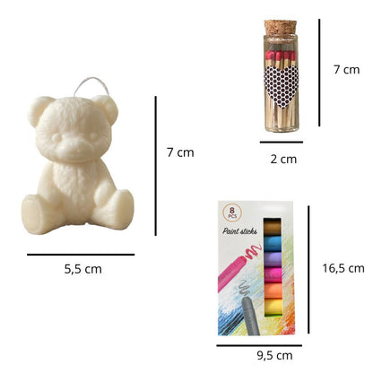 Coffret Bougie à Décorer Mission Câlin, avec les dimensions du nounours, des allumettes et des feutres cire. Fond blanc.