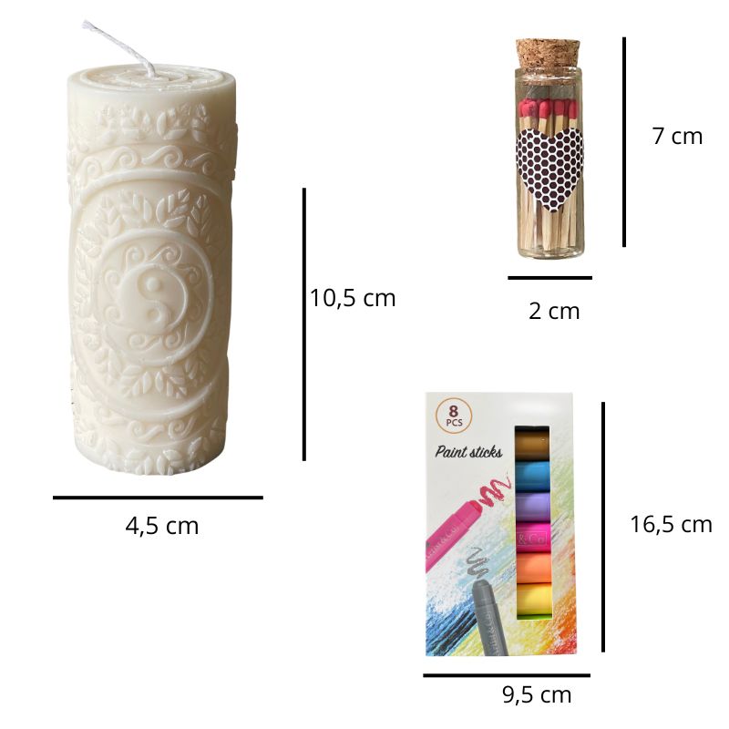 Coffret Bougie à Décorer Pilier Sculpté, avec les dimensions de la bougie, la boite de feutre et du contenant à allumette. Fond blanc.