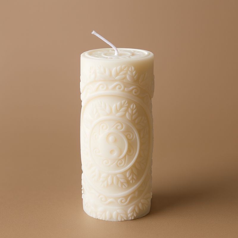 Coffret Bougie à Décorer Pilier Sculpté, on peut voir les sculptures de la bougie blanche et sur fond marron clair.