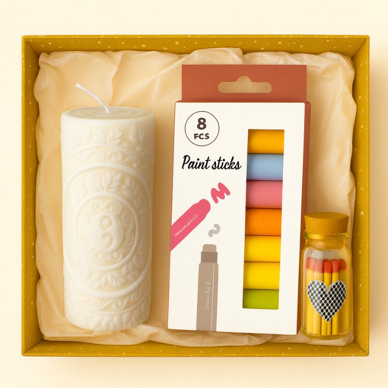 Coffret Bougie à Décorer Pilier Sculpté, la bougie, les feutres et les allumettes sont disposés dans un coffret cadeau.
