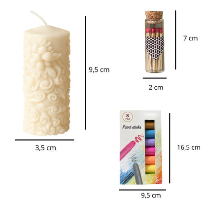Coffret Bougie à Décorer Poésie de Cire, avec les dimensions de la bougie, de la boite de feutre et des allumettes. Sur fond blanc.