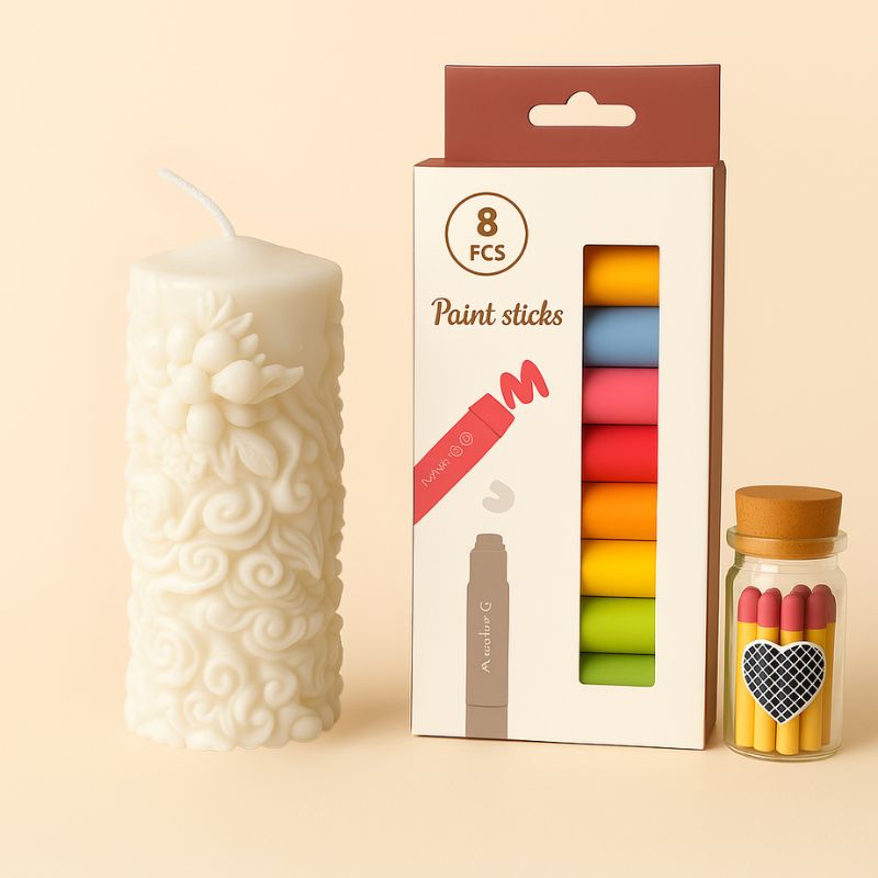 Coffret Bougie à Décorer Poésie de Cire, avec une bougie blanche, des feutres cire et des allumettes. Sur un fond beige clair.