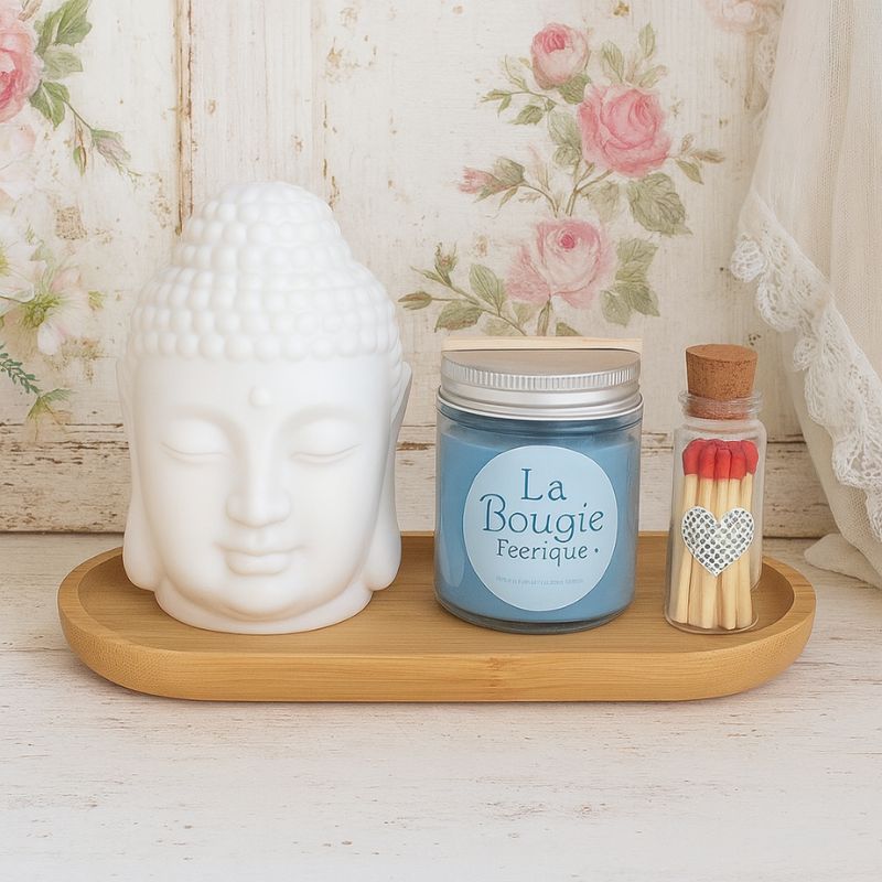 Coffret Bougie Douceur Scandinave, posé sur un meuble en bois blanc et dans une ambiance shabby chic.