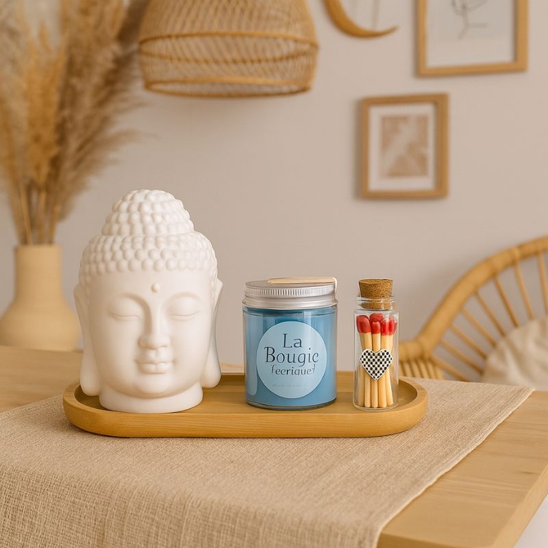 Coffret Bougie Douceur Scandinave, posé sur une table en bois dans une ambiance Bohème.