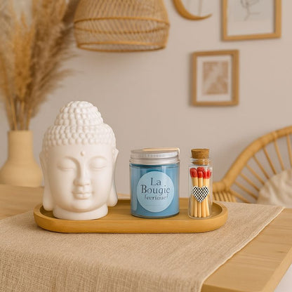 Coffret Bougie Douceur Scandinave, posé sur une table en bois dans une ambiance Bohème.