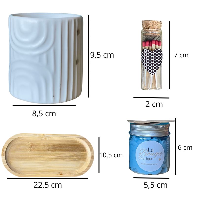 Coffret Bougie Évasion Parfumée, le bruleur, allumettes, plateau et fondant, avec leurs dimensions et sur fond blanc.