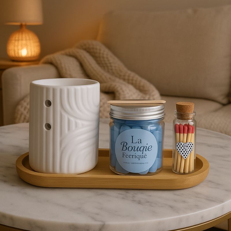 Coffret Bougie Évasion Parfumée, il est posé sur une table en marbre dans une ambiance cocooning.