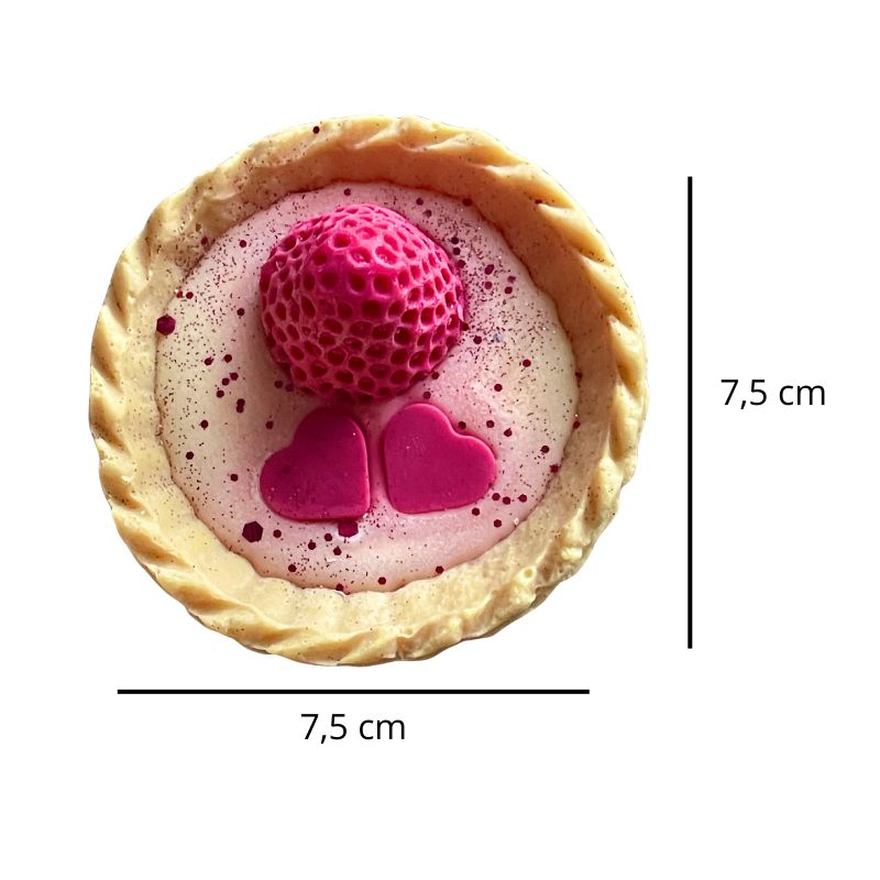 Fondant Parfumé Tartelette Fraise Gourmande, avec ses dimensions et sur fond blanc.
