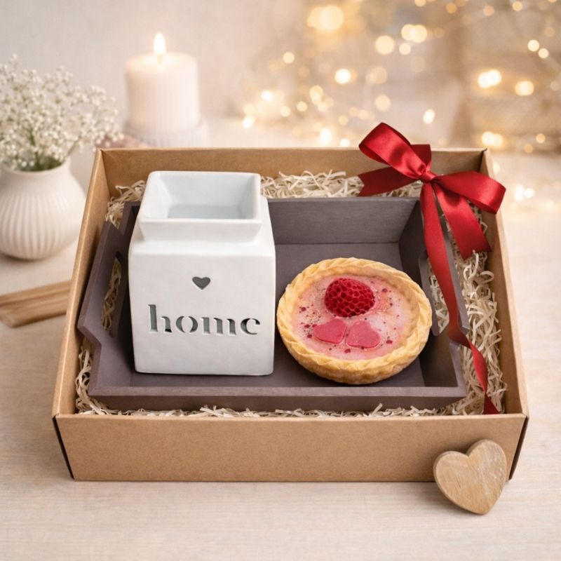 Coffret Bougie Love avec brûle-parfum Home blanc et fondant parfumé tartelette fraise, idée cadeau.
