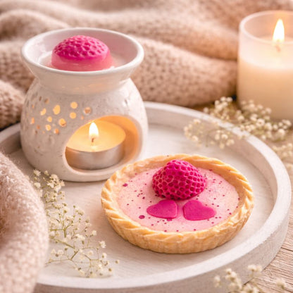 Fondant Parfumé Tartelette Fraise Gourmande posé sur un plateau en bois avec brûle-parfum blanc allumé, ambiance cocooning et décoration chaleureuse.