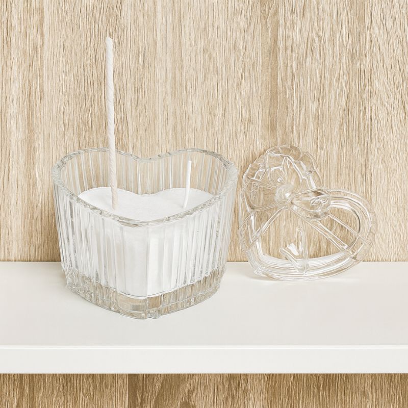 Coffret Bougies Perles Rituel Cocooning, le contenant en verre est rempli de cire perle avec les deux tailles de mèches. Posé sur une étagère blanche au fond couleur bois. 