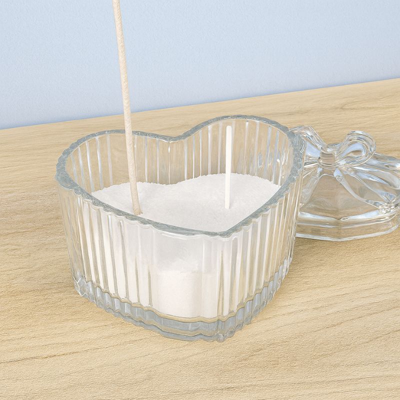 Coffret Bougies Perles Rituel Cocooning, dans le contenant en verre est disposée la cire perle avec les deux tailles de mèches et le tout posé sur une table en bois.